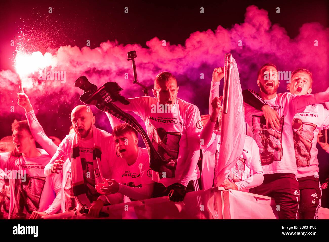 11 luglio 2020, Varsavia, Polonia: Valeriane Gvilia (L), Artur Jedrzejczyk (C), Domagoj Antolic (R) e i loro compagni di squadra del Legia Varsavia sono visti festeggiare dopo aver vinto il 14 ° titolo polacco (Lega Ekstraklasa polacca) nella storia. (Immagine di credito: © Mikolaj Barbanell/SOPA Images via ZUMA Wire) Foto Stock