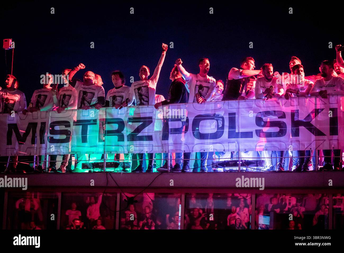 11 luglio 2020, Varsavia, Polonia: I giocatori della squadra di calcio Legia Varsavia sono visti su una barca sul fiume Vistola durante le celebrazioni. Il Legia Varsavia ha vinto il 14° campionato polacco (campionato polacco Ekstraklasa) nella storia. (Immagine di credito: © Mikolaj Barbanell/SOPA Images via ZUMA Wire) Foto Stock