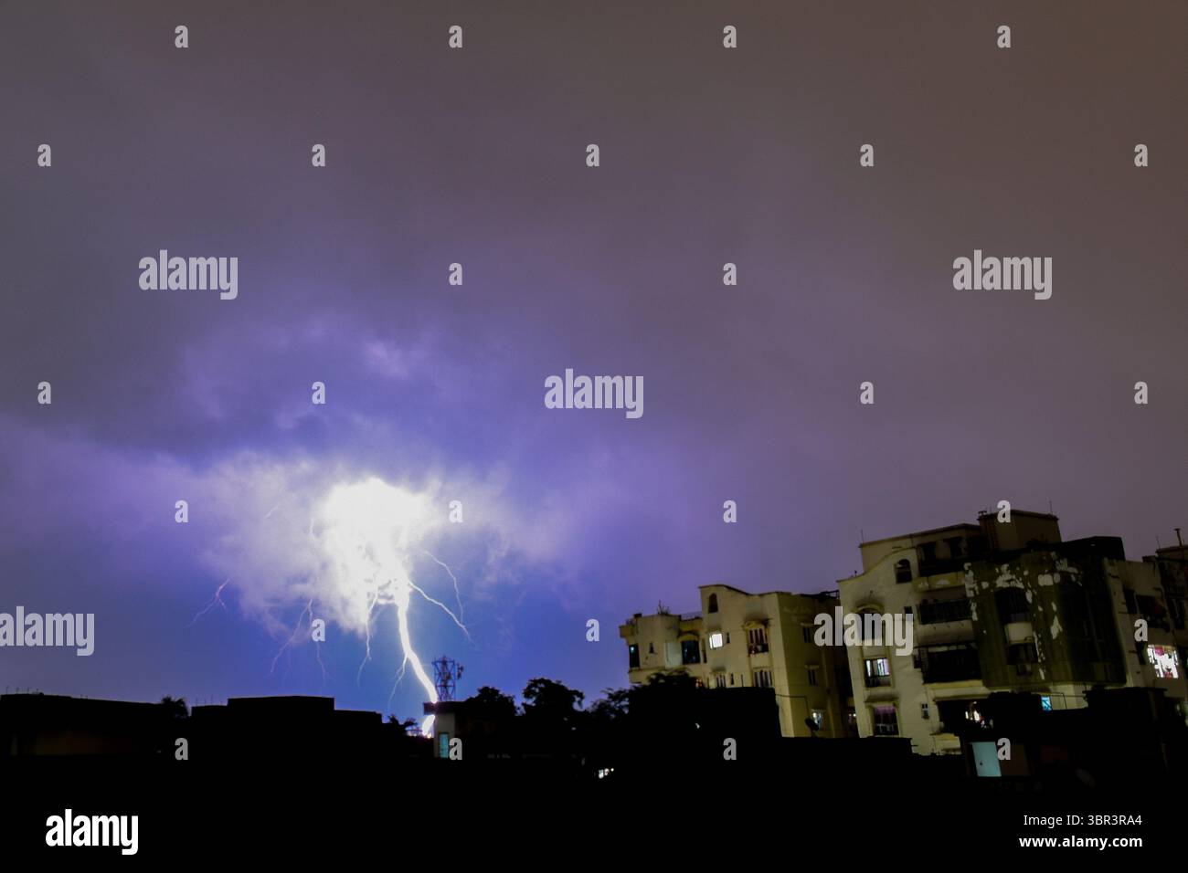 12 luglio 2020, Kolkata, Bengala Occidentale, India: Forti temporali e piogge hanno colpito la città di Kolkata a tarda notte la domenica pomeriggio , portando molto sollievo al caldo estivo. Kolkata registrò un'alta tempretura di 33 celsius. (Immagine di credito: © Debarchan Chatterjee/ZUMA Wire) Foto Stock 12 luglio 2020, Kolkata, Bengala Occidentale, India: Forti temporali e piogge hanno colpito la città di Kolkata a tarda notte la domenica pomeriggio , portando molto sollievo al caldo estivo. Kolkata registrò un'alta tempretura di 33 celsius. (Immagine di credito: © Debarchan Chatterjee/ZUMA Wire) Foto Stock