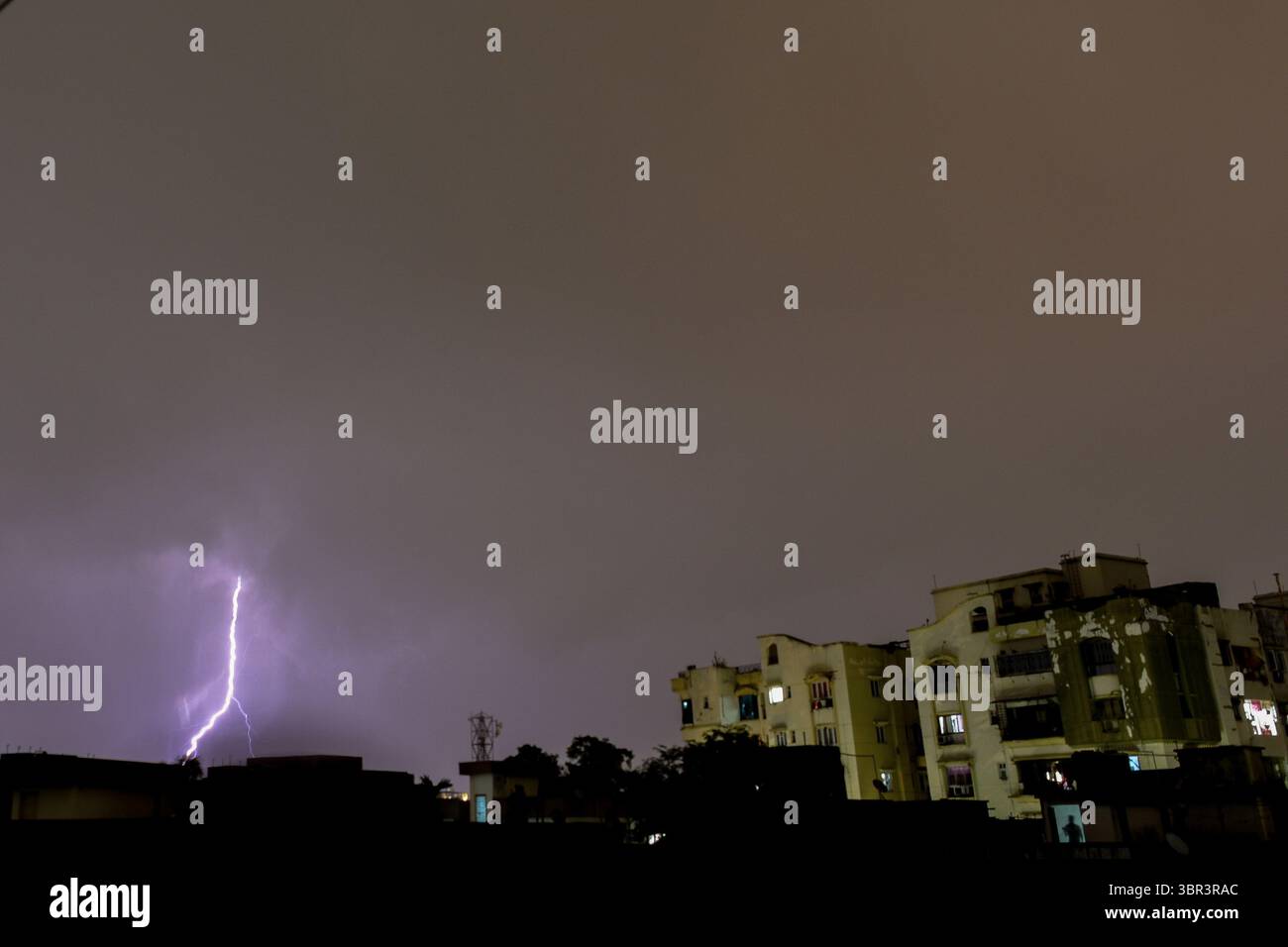 12 luglio 2020, Kolkata, Bengala Occidentale, India: Forti temporali e piogge hanno colpito la città di Kolkata a tarda notte la domenica pomeriggio , portando molto sollievo al caldo estivo. Kolkata registrò un'alta tempretura di 33 celsius. (Immagine di credito: © Debarchan Chatterjee/ZUMA Wire) Foto Stock 12 luglio 2020, Kolkata, Bengala Occidentale, India: Forti temporali e piogge hanno colpito la città di Kolkata a tarda notte la domenica pomeriggio , portando molto sollievo al caldo estivo. Kolkata registrò un'alta tempretura di 33 celsius. (Immagine di credito: © Debarchan Chatterjee/ZUMA Wire) Foto Stock