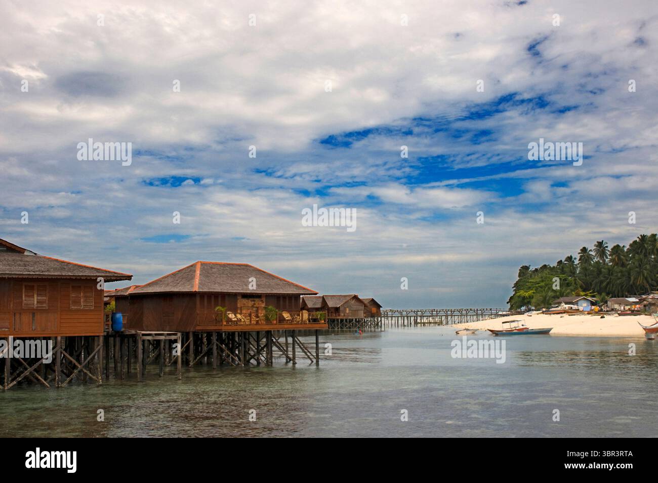 18 maggio 2010, Mabul, Borneo, Malesia: Kapalai Resort, Kapalai Island Pulau Mabul Island a Sabah, Borneo, Malesia orientale. Sistemazione in spiaggia per subacquei. Chiudendo, si trova l'isola di Kapalai, con diversi punti come la roccia magica. Piccolo abbastanza basso lontano dall'isola; se potete chiamare e Kapalai; che è davvero un piccolo lembo di sabbia nel mare. La parte bassa mostra due teste; su cui l'immersione; che a volte è influenzata dalla corrente. Il tavolo Acroporas si estende lungo le pendici e sotto queste possiamo sorprendere le seppie grandi; si aspettano che la notte esca dal nascondiglio; sono anche abun Foto Stock