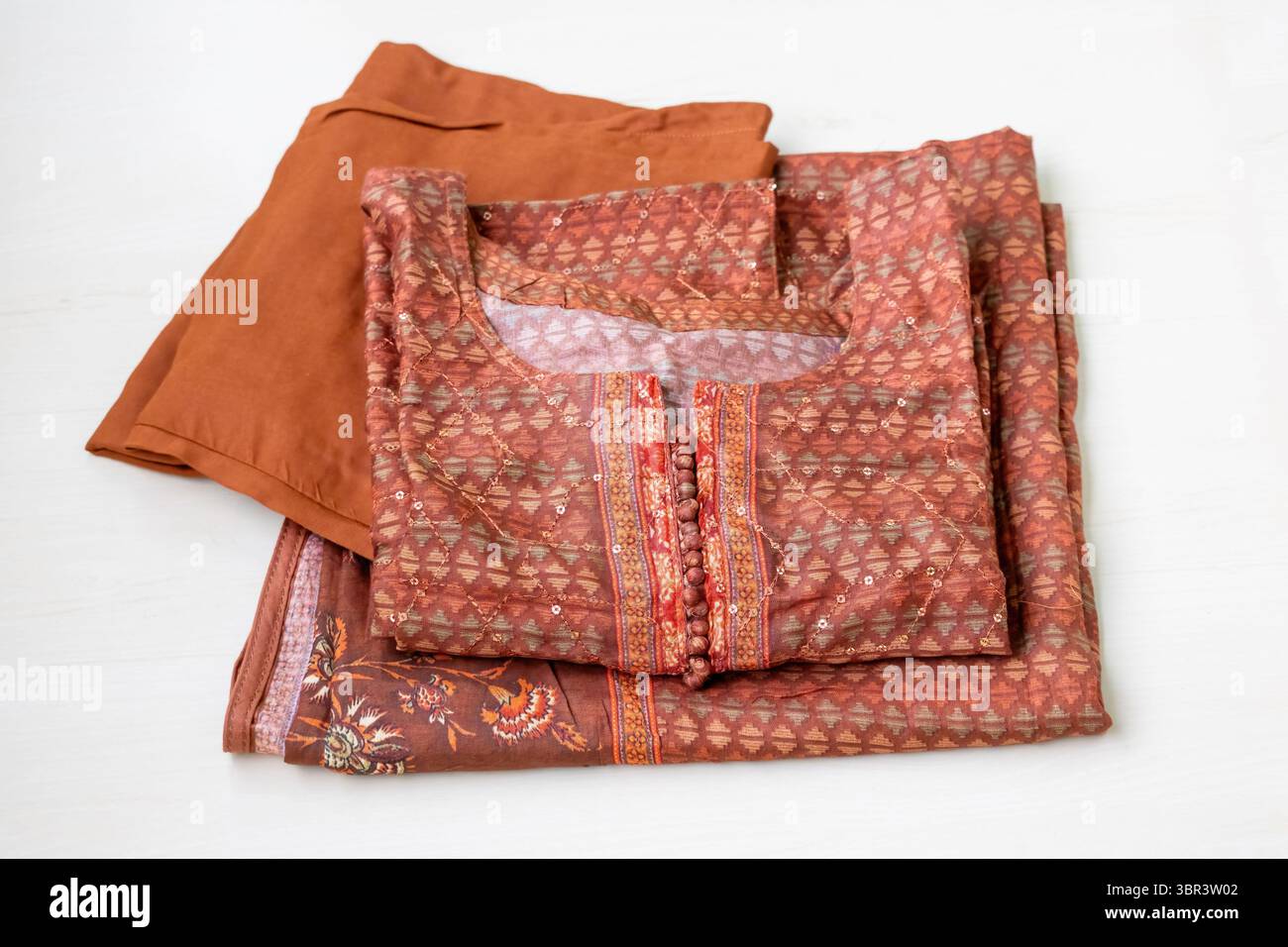 Splendido set da tre pezzi kameez in cotone marrone ruvido per donna. Abbigliamento versatile e confortevole del Sud Asiatico indossato ogni giorno per gli eventi formali a Pakista Foto Stock