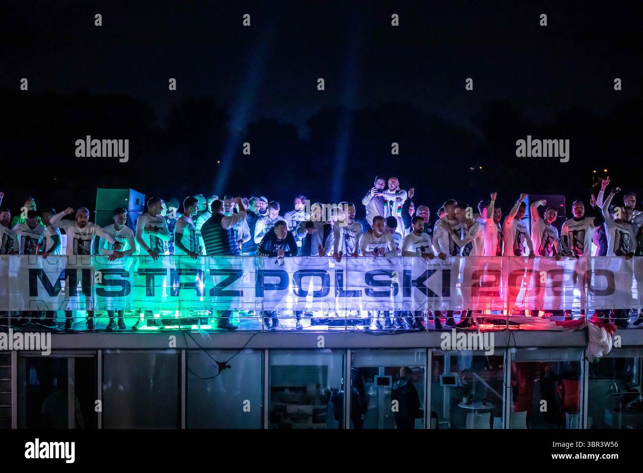 11 luglio 2020, Varsavia, Polonia: I giocatori della squadra di calcio Legia Varsavia sono visti su una barca sul fiume Vistola durante le celebrazioni. Il Legia Varsavia ha vinto il 14° campionato polacco (campionato polacco Ekstraklasa) nella storia. (Immagine di credito: © Mikolaj Barbanell/SOPA Images via ZUMA Wire) Foto Stock