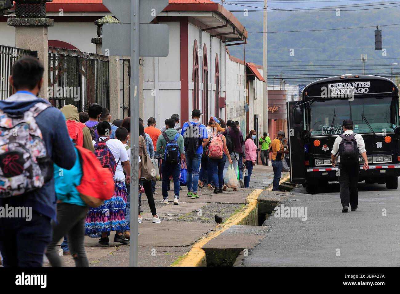 13 luglio 2020: 13/07/2020 Cartago. Parada de Buses de Cervantes de Alvarado, dal Convento de los Frailes Capuchinos. La fila parecÃÂ­a mÃÂs larga que de costumbre. Foto: Rafael Pacheco (immagine di credito: © Rafael Pacheco Granados/la Nacion via ZUMA Press) Foto Stock