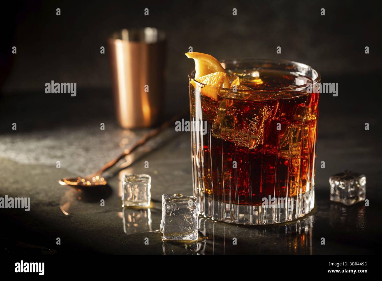 Cocktail Cuba Libre fresco con rum, cola e limone marrone su sfondo ligneo Foto Stock