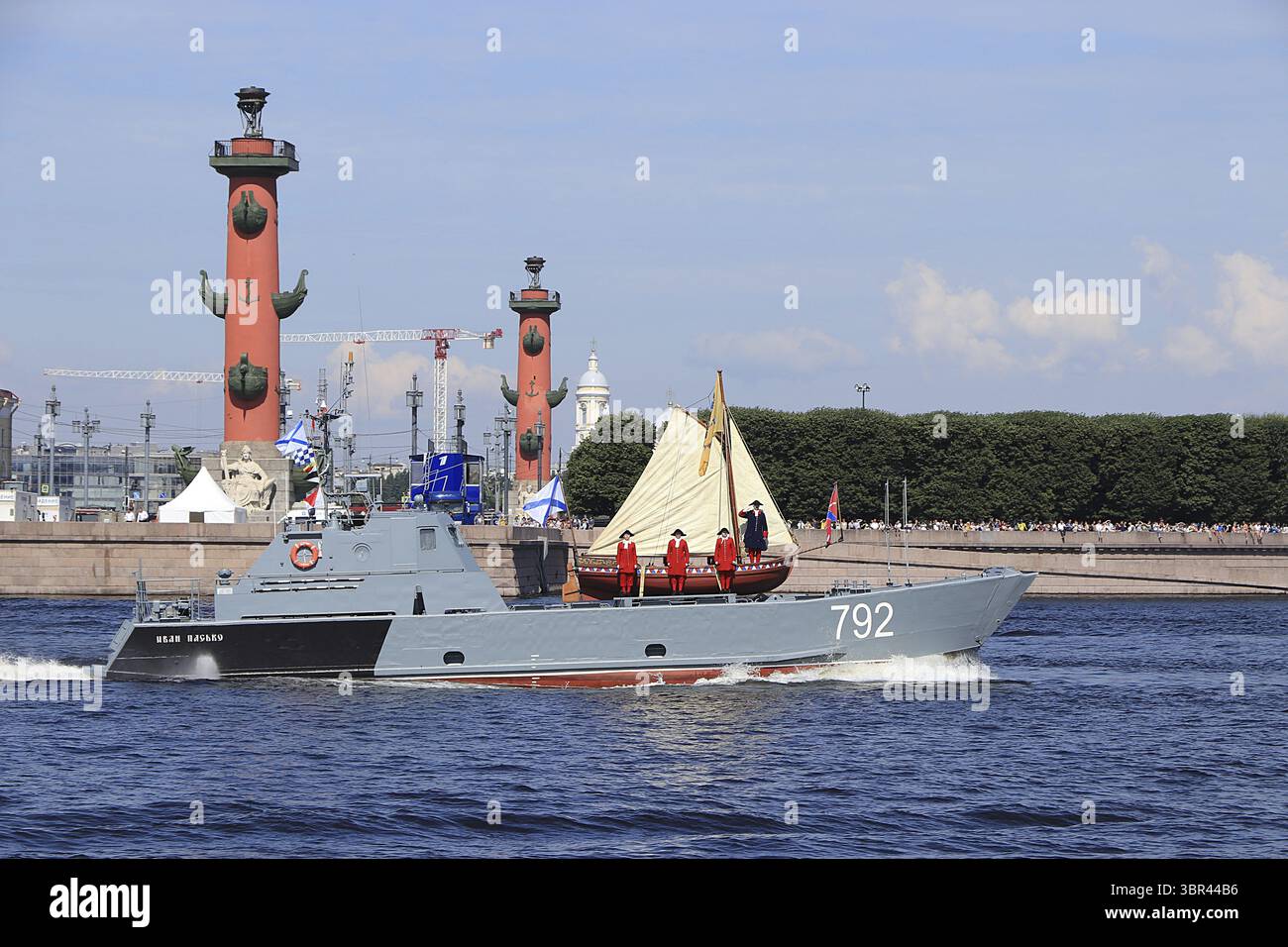 Russia, San Pietroburgo, 19 luglio 2020. La barca di Pietro il grande sullo sfondo della nave militare Serpukhov nella zona d'acqua della Neva du Foto Stock