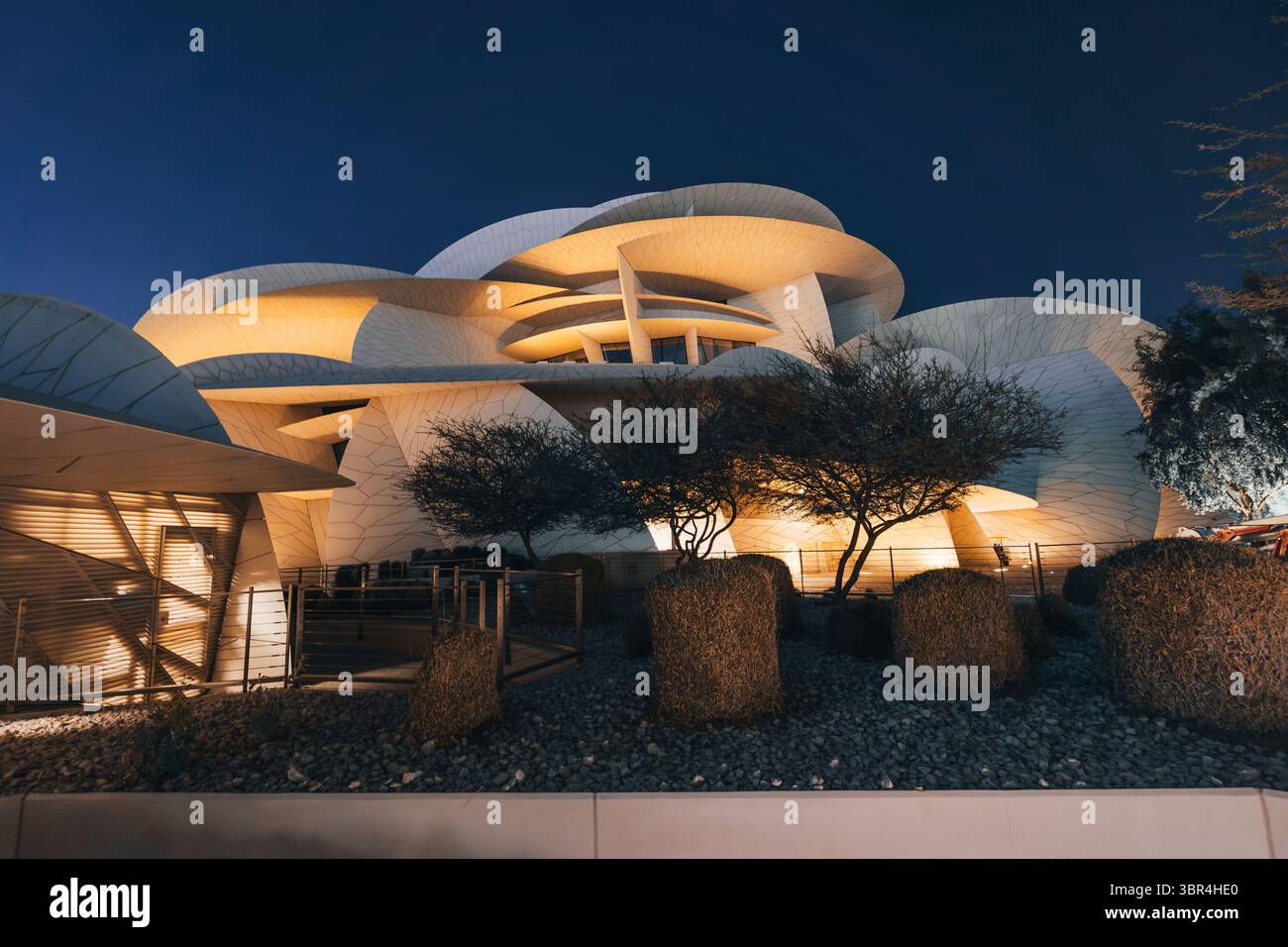 Museo Nazionale del Qatar e cortile all'aperto a Doha, Qatar Foto Stock