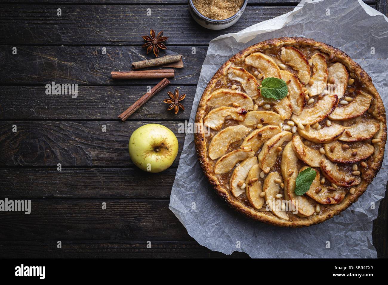 Deliziosi piatti fatti in casa freschi di forno rustico torta di Apple su sfondo scuro, vista dall'alto Foto Stock