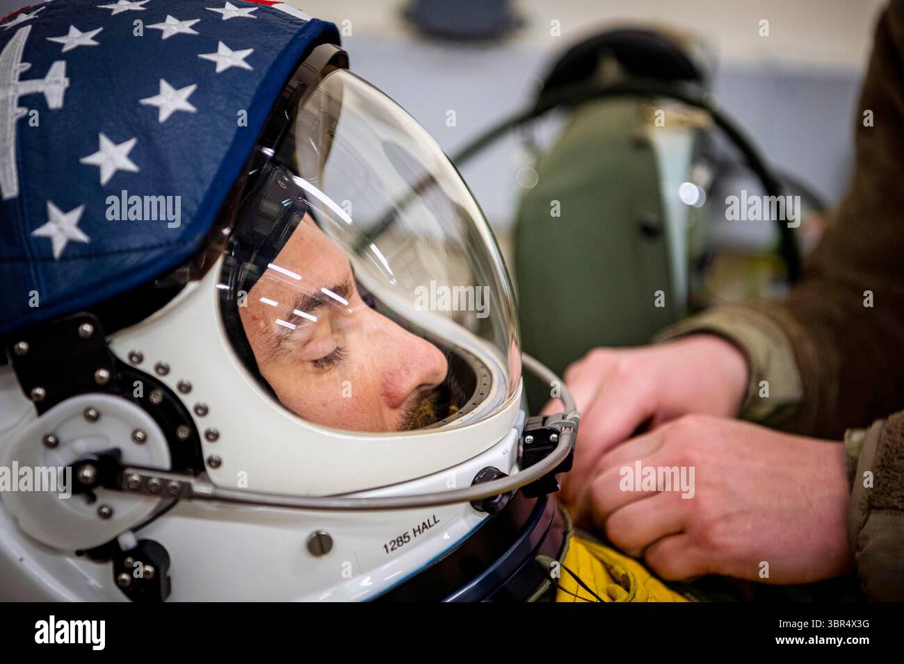 8 luglio 2020 - RAF Fairford, Gloucestershire, Regno Unito - il capitano Joshua, a sinistra, 99th Expeditionary Reconnaissance Squadron (ERS) U-2 Dragon Lady pilota, riceve i preparativi per la tuta a RAF Fairford, Inghilterra, 8 luglio 2020. Gli U-2 assegnati al 9th Reconnaissance Wing, Beale Air Force base, California, sono attualmente dispiegati alla RAF Fairford come parte del 99th ERS. L'aeromobile integra una serie di missioni che migliorano il sostegno alla sicurezza regionale e globale a sostegno degli alleati e partner regionali degli Stati Uniti e della NATO. (Immagine di credito: © Eugene Oliver/U.S. Air Force/filo ZUMA/ Foto Stock