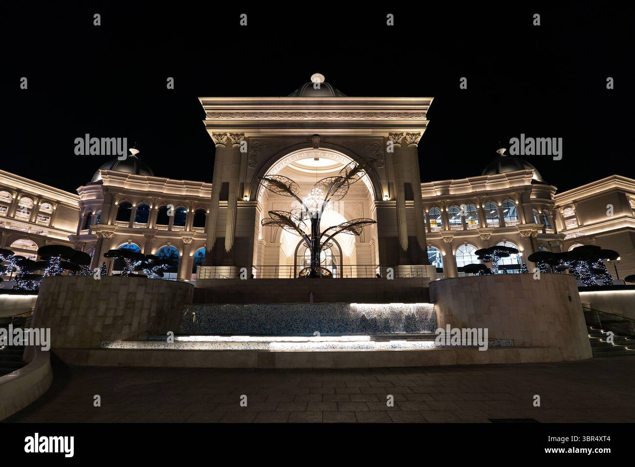 Doha, Qatar - 1 febbraio 2025: Il Place Vendome Mall è un centro commerciale sulla Lusail, Qatar. È un centro commerciale di lusso aperto nel 2022. Foto Stock