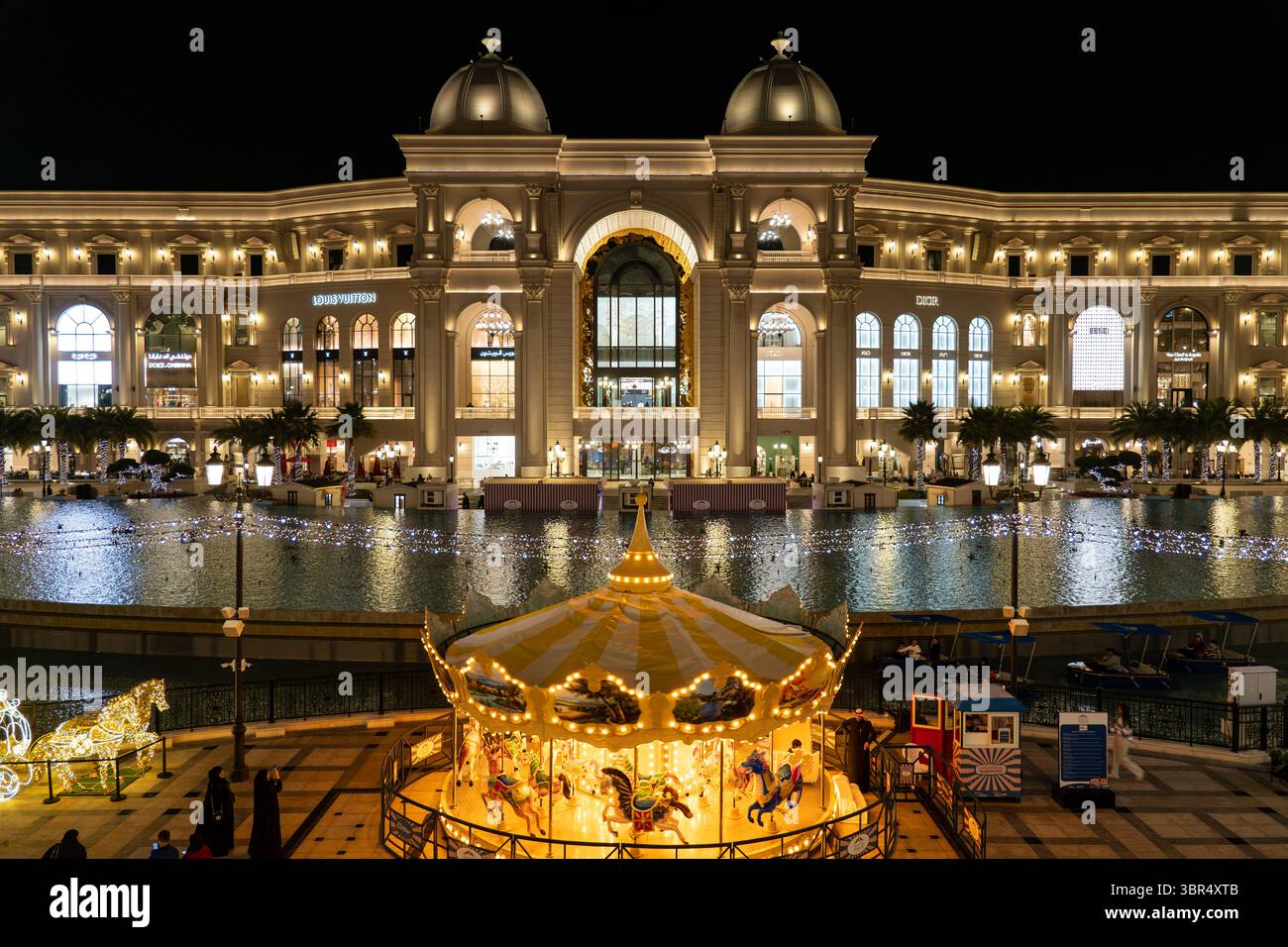 Doha, Qatar - 1 febbraio 2025: Il Place Vendome Mall è un centro commerciale sulla Lusail, Qatar. È un centro commerciale di lusso aperto nel 2022. Foto Stock
