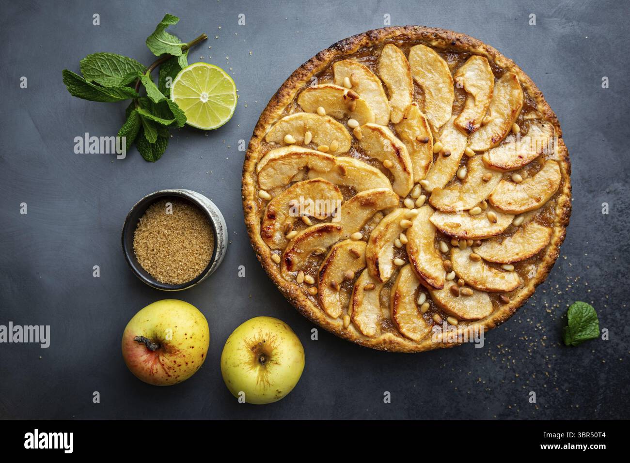 Deliziosi piatti fatti in casa freschi di forno rustico torta di Apple su sfondo scuro, vista dall'alto Foto Stock