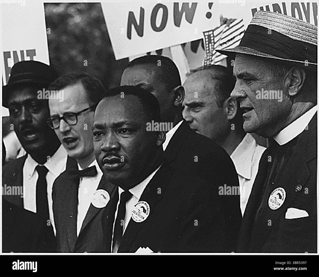 15 febbraio 2002, Washington, District of Columbia, USA: Dr. Martin Luther King Jr., presidente della Southern Christian Leadership Conference, e Mathew Ahmann, direttore esecutivo della National Catholic Conference for Interrracial Justice, in una folla a Washington, D.C. il 28 agosto 1963. John Lewis è parzialmente oscurato all'estrema sinistra (immagine di credito: © National Archives/CNP via ZUMA Wire) Foto Stock