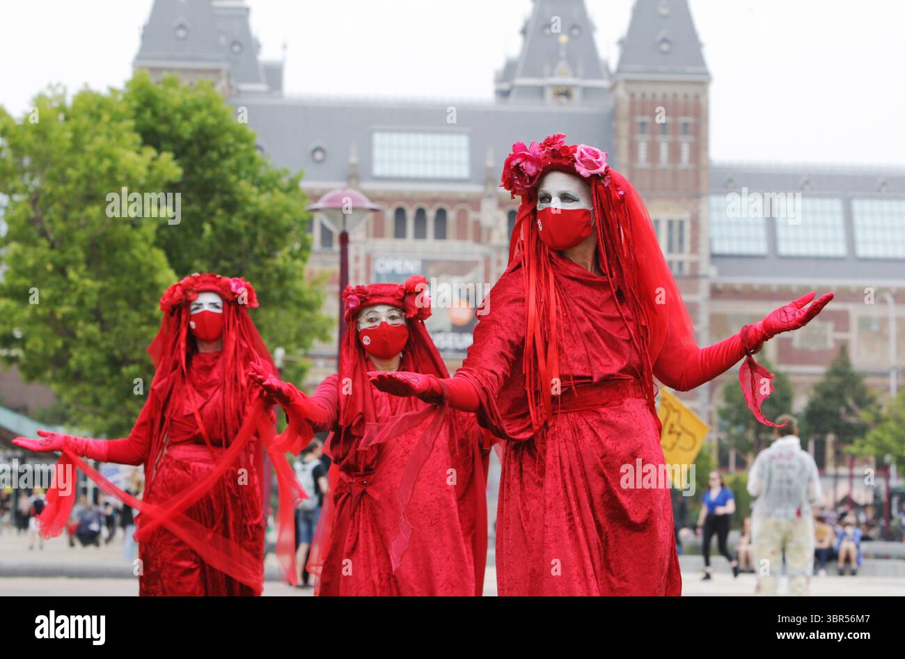 18 luglio 2020, Amsterdam, Paesi Bassi: Extinction Rebellion Red Rebel and Animal Rebellion attivisti prendono parte a un'azione di protesta con lo slogan Blood on Your Hands al Museumplein in mezzo alla pandemia di Coronavirus il 18 luglio 2020 ad Amsterdam, Paesi Bassi. Il movimento dei Paesi Bassi per la ribellione degli animali chiede al governo di condurre una transizione verso un sistema alimentare vegetale al fine di risolvere la crisi climatica. (Immagine di credito: © Paulo Amorim/VW Pics tramite filo ZUMA) Foto Stock