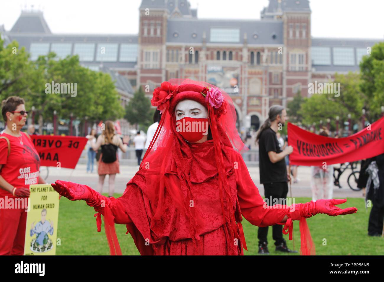 18 luglio 2020, Amsterdam, Paesi Bassi: Extinction Rebellion Red Rebel and Animal Rebellion attivisti prendono parte a un'azione di protesta con lo slogan Blood on Your Hands al Museumplein in mezzo alla pandemia di Coronavirus il 18 luglio 2020 ad Amsterdam, Paesi Bassi. Il movimento dei Paesi Bassi per la ribellione degli animali chiede al governo di condurre una transizione verso un sistema alimentare vegetale al fine di risolvere la crisi climatica. (Immagine di credito: © Paulo Amorim/VW Pics tramite filo ZUMA) Foto Stock