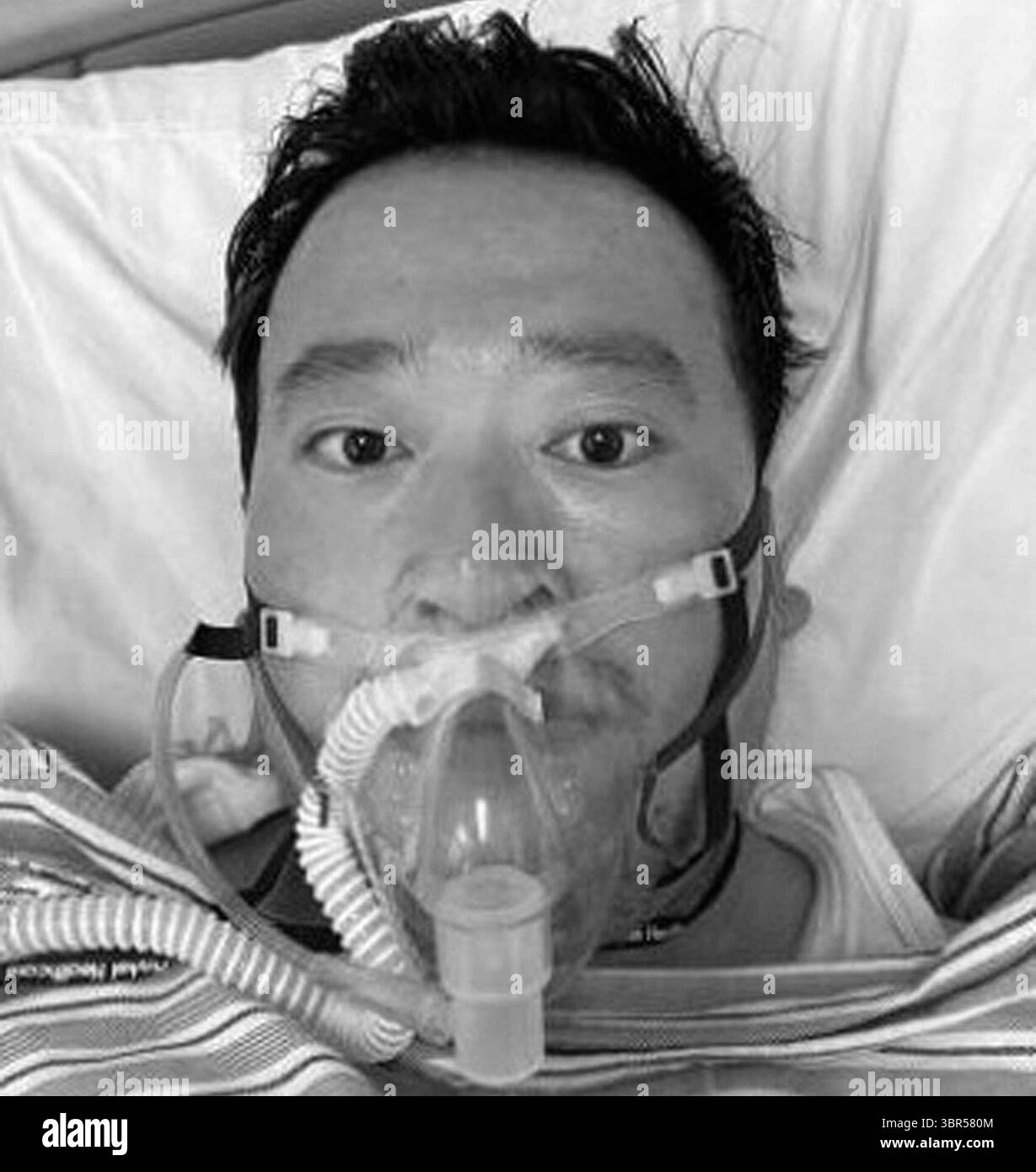 UOMO DELL'ANNO 2020: RICORDIAMO: Dr. Li WENLIANG, (12 ottobre 1986 - 7 febbraio 2020): 6 febbraio 2020. Selfie del medico cinese li WENLIANG, 33 un medico oftalmologo presso l'ospedale centrale di Wuhan, incubato su ventilatore ore prima di morire. Informatore ed eroe cinese, vittima della COVID-19 il 7 febbraio 2020. Li ha avvertito i suoi colleghi nel dicembre 2019 su una possibile epidemia di una malattia che assomigliava a una sindrome respiratoria acuta grave, in seguito riconosciuta come COVID-19. (Immagine di credito: © Dr. Li Wenliang via ZUMA Wire) Foto Stock