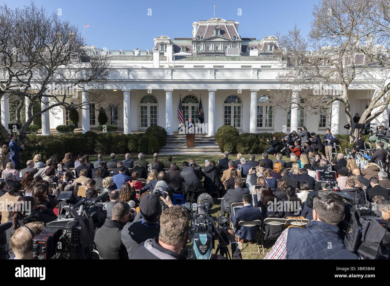 15 febbraio 2019 - Washington, il Distretto di Columbia, Stati Uniti d'America - il presidente Donald J. Trump pronuncia le sue osservazioni venerdì 15 febbraio 2019, nel Rose Garden della Casa Bianca, sulla sicurezza nazionale e la crisi umanitaria al confine meridionale degli Stati Uniti. (Immagine di credito: © SMG via ZUMA Wire) Foto Stock