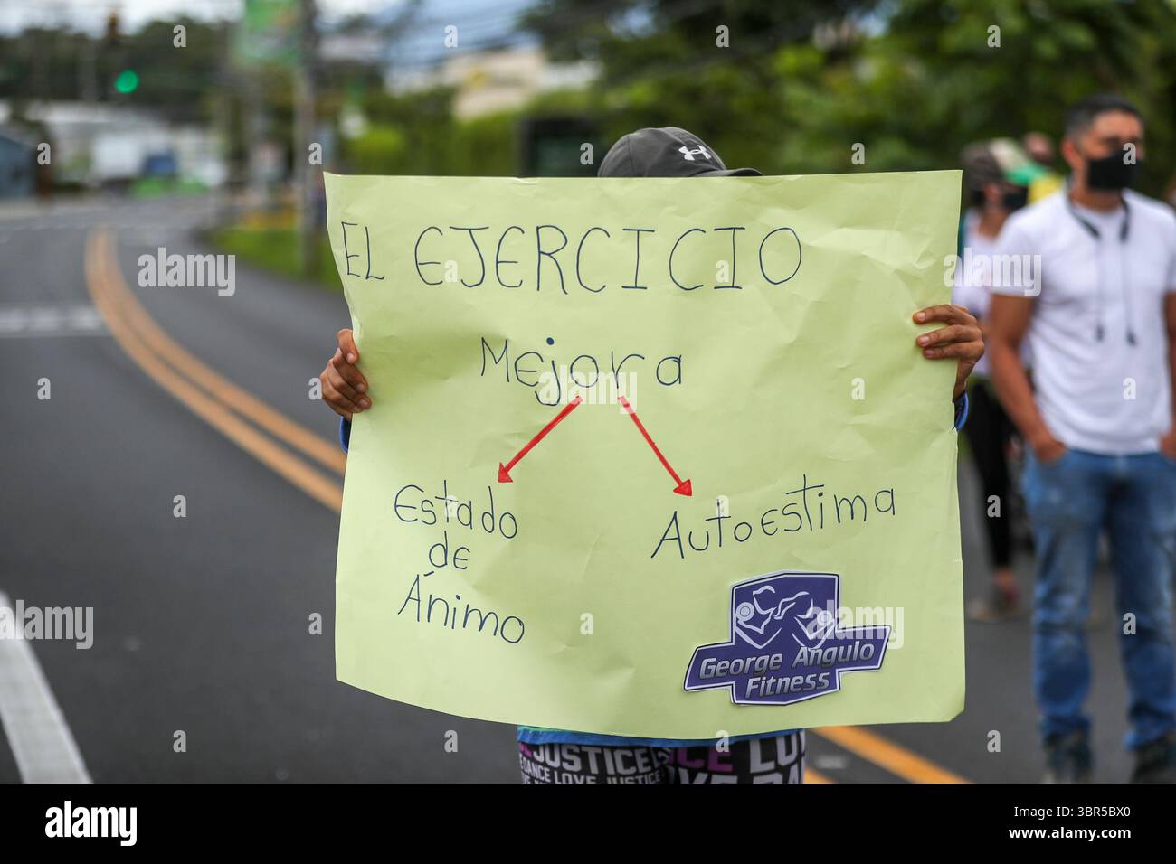 20 luglio 2020: 20/07/2020, San JosÃÂ©, Zapote, manifestaciÃÂ³n de empresarios de Gimnasios, barberias y universidades frente a Casa Presidencial, para pedir que se revisen las medidas sanitarias y les permitan trabajar. FotografÃÂ­a JosÃÂ© Cordero (immagine di credito: © Jose Cordero/la Nacion via ZUMA Press) Foto Stock