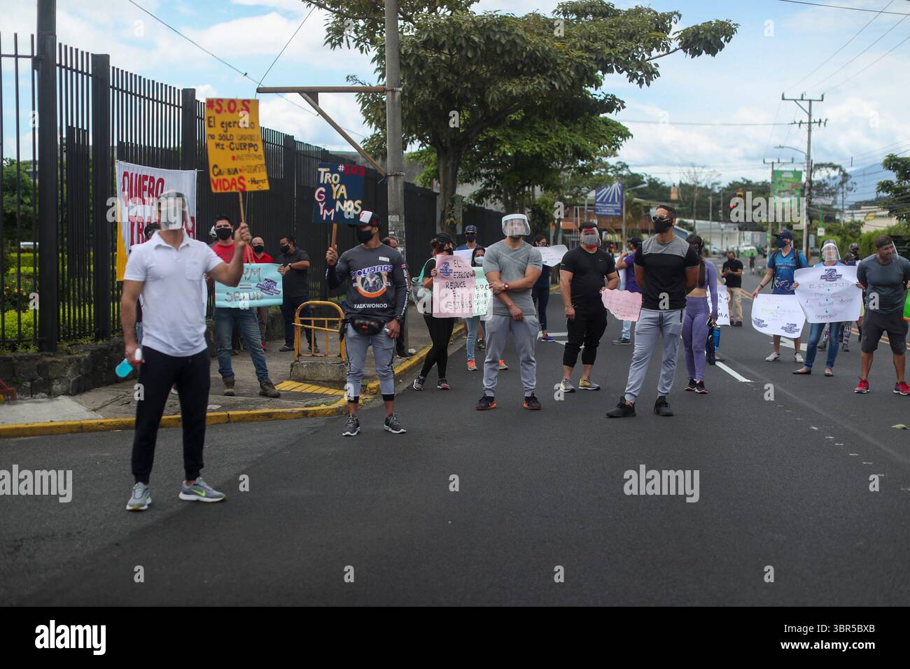 20 luglio 2020: 20/07/2020, San JosÃÂ©, Zapote, manifestaciÃÂ³n de empresarios de Gimnasios, barberias y universidades frente a Casa Presidencial, para pedir que se revisen las medidas sanitarias y les permitan trabajar. FotografÃÂ­a JosÃÂ© Cordero (immagine di credito: © Jose Cordero/la Nacion via ZUMA Press) Foto Stock