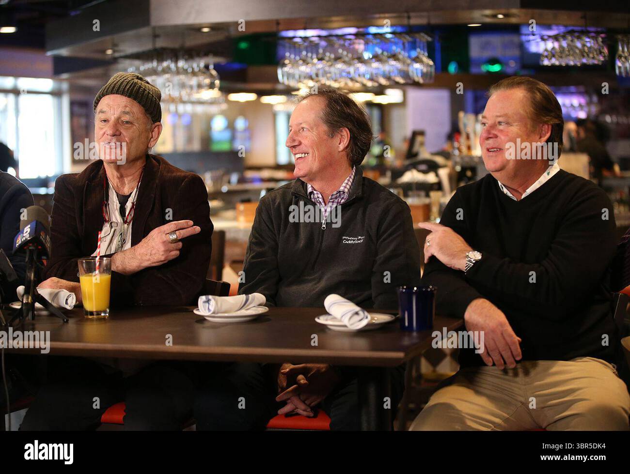21 luglio 2020, USA: L'attore Bill Murray parla insieme a Mac Haskall e al fratello Joel Murray al ristorante Caddyshack di Rosemont nel 2018. (Immagine di credito: © TNS via cavo ZUMA) Foto Stock