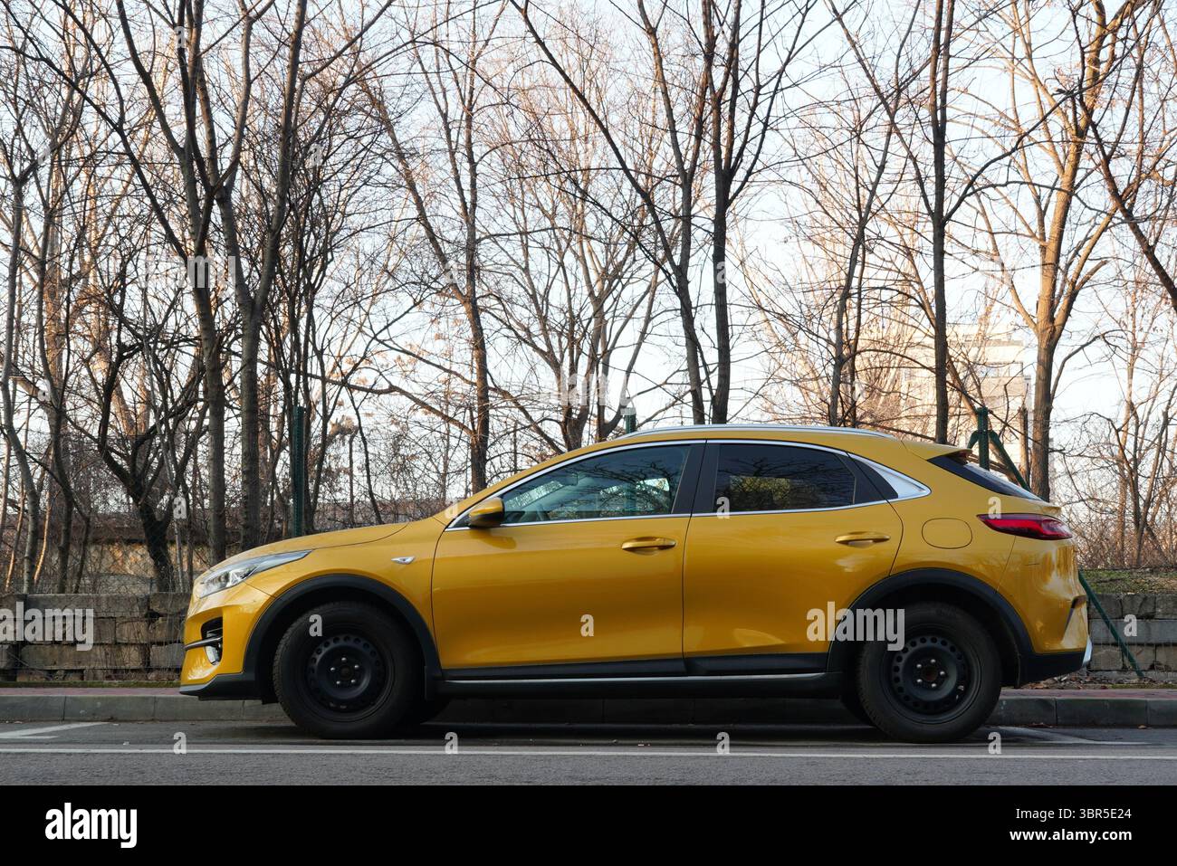 Bucarest, Romania – 26 gennaio 2025: Vista ravvicinata dell'auto gialla KIA Xceed parcheggiata sulla strada Foto Stock