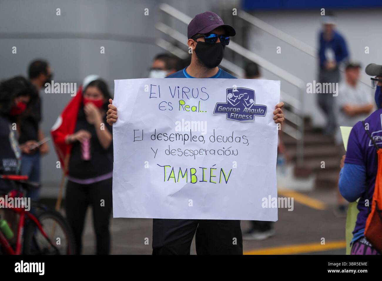 20 luglio 2020: 20/07/2020, San JosÃÂ©, Zapote, manifestaciÃÂ³n de empresarios de Gimnasios, barberias y universidades frente a Casa Presidencial, para pedir que se revisen las medidas sanitarias y les permitan trabajar. EN la fotografÃÂ­a Eduardo. FotografÃÂ­a JosÃÂ© Cordero (immagine di credito: © Jose Cordero/la Nacion via ZUMA Press) Foto Stock