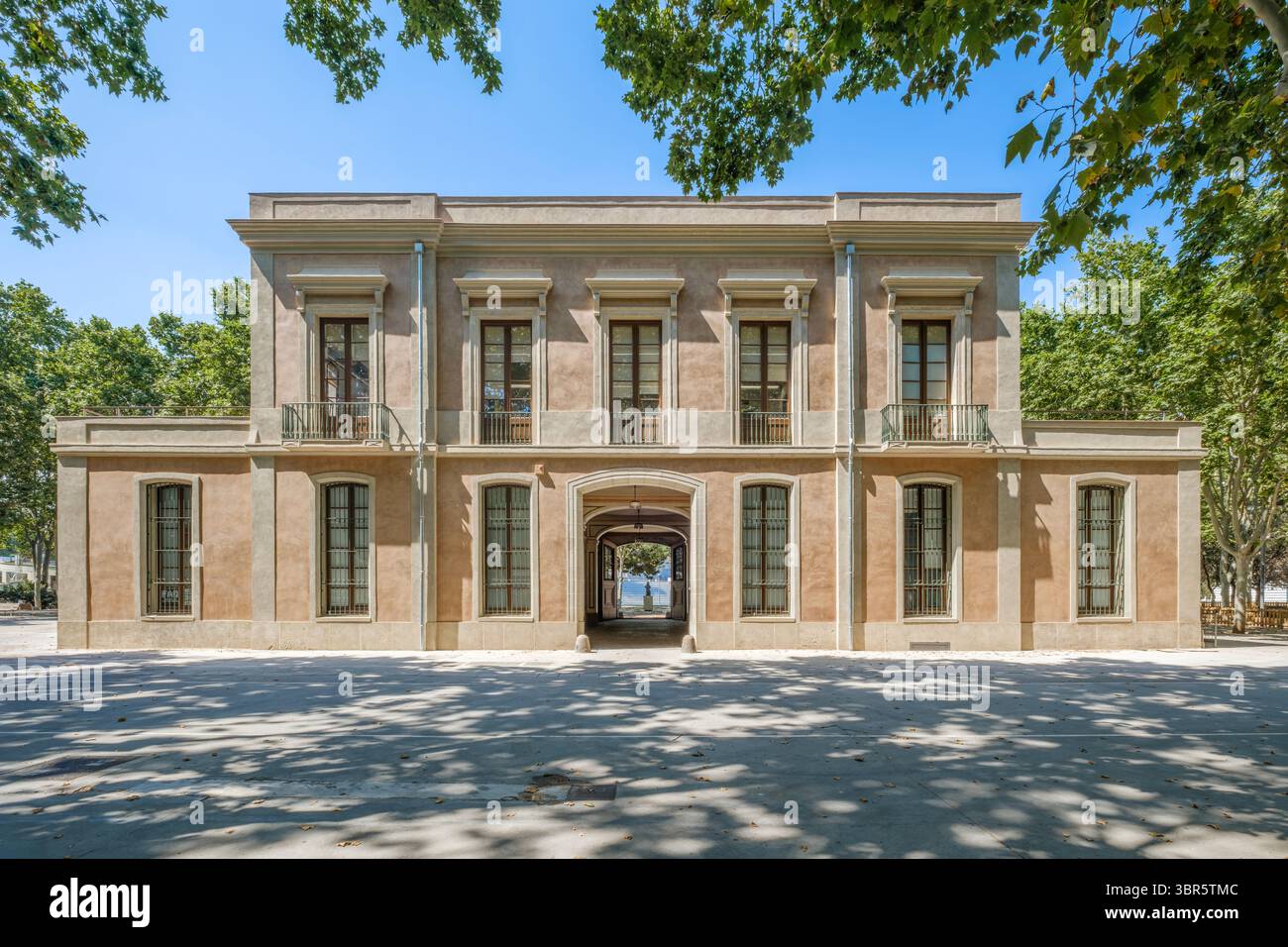 Edificio storico neoclassico nel Parc Espanya Industrial Barcellona Spagna. Architettura pubblica, facciata simmetrica, porte francesi, padiglione del parco urbano, Foto Stock