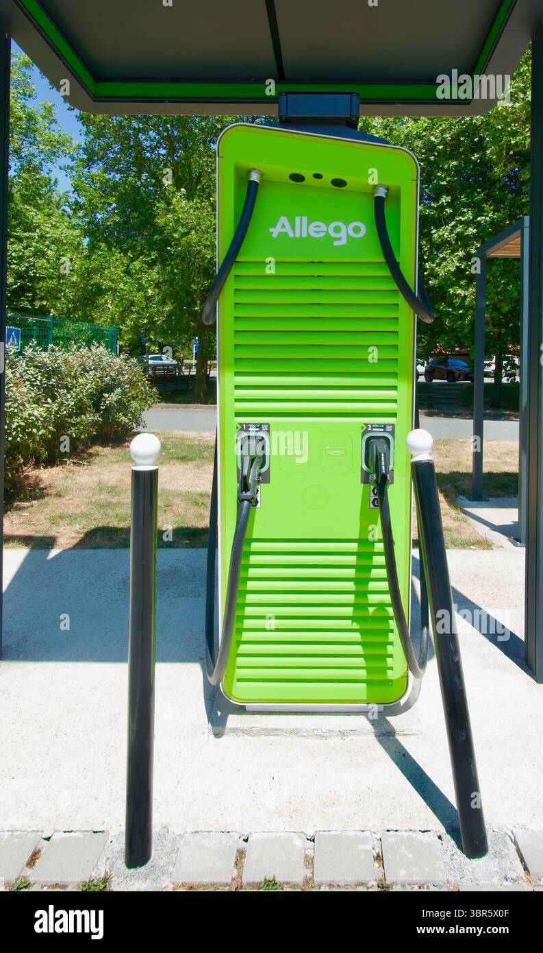 Stazione di ricarica per veicoli elettrici in un'area di servizio autostradale in Francia con veicoli collegati a caricatori Allego dell'azienda olandese Foto Stock