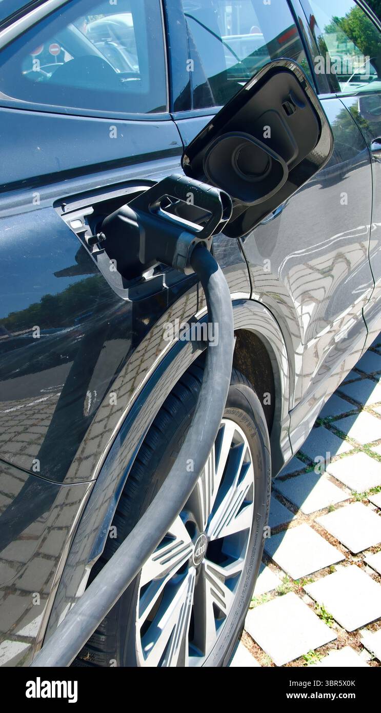 Stazione di ricarica per veicoli elettrici in un'area di servizio autostradale in Francia con veicoli collegati a caricatori Allego dell'azienda olandese Foto Stock