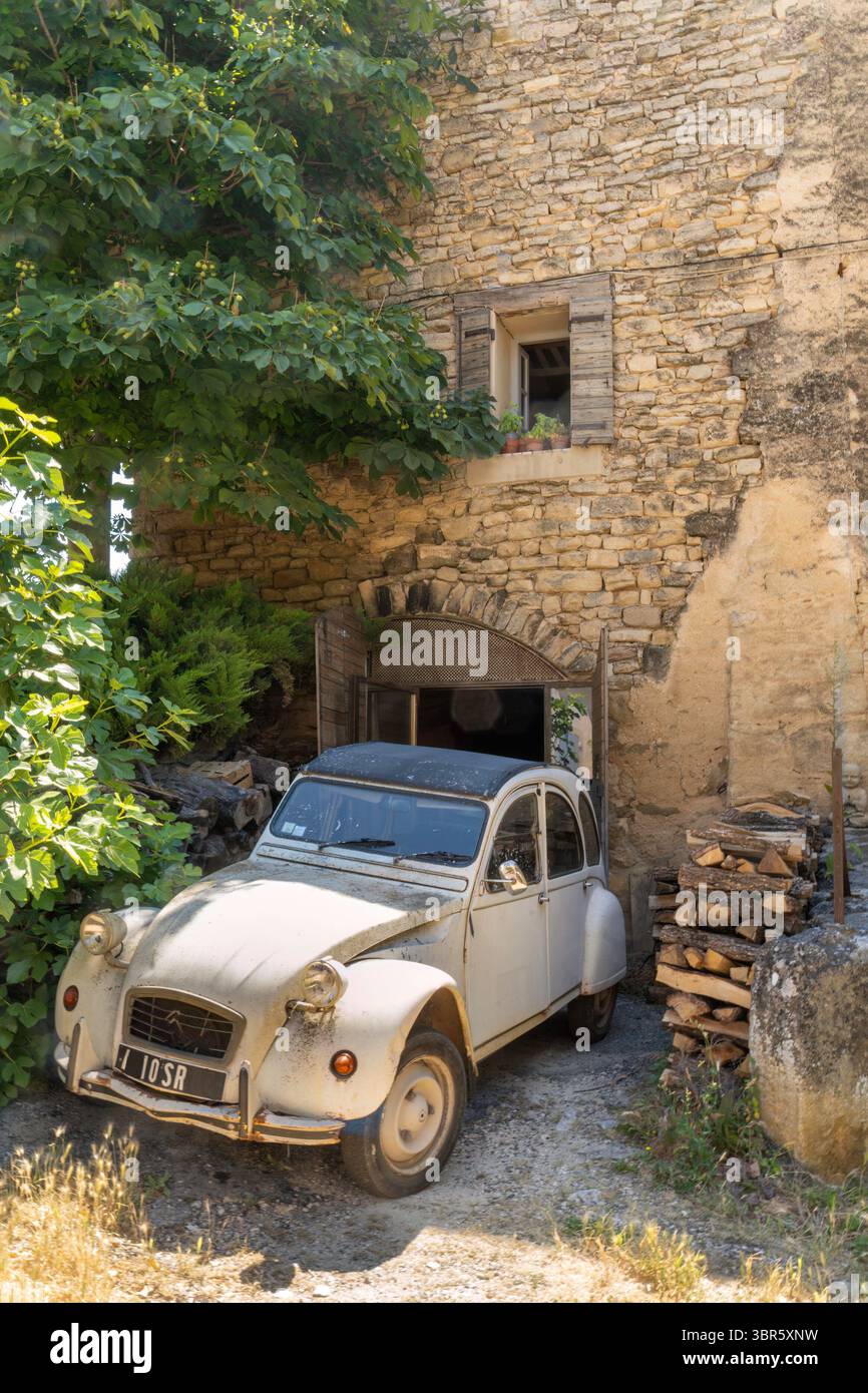 Macchina inutilizzata in un villaggio francese Foto Stock