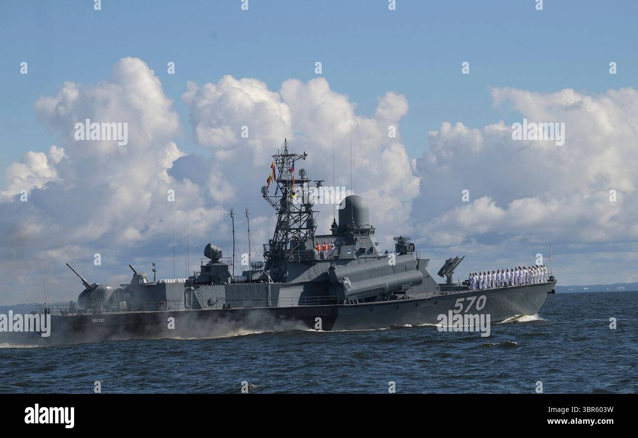 26 luglio 2020, San Pietroburgo, Russia: La nave corvetta della classe Nanuchka Passat della Marina russa partecipa a una parata militare per celebrare l'annuale giornata della Marina russa sul fiume Neva e il porto di Kronstadt il 26 luglio 2020 a San Pietroburgo, Russia. (Immagine di credito: © Alexei Druzhinin/Cremlino Pool/Planet Pix via ZUMA Wire) Foto Stock