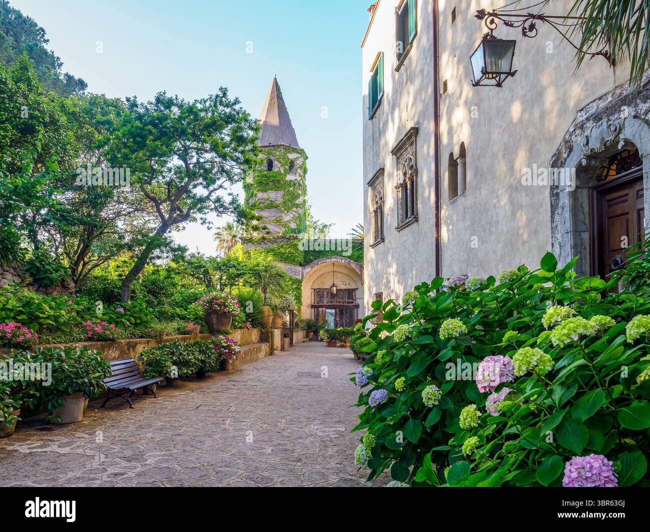 Un sentiero acciottolato a Ravello, Costiera Amalfitana, Italia Foto Stock