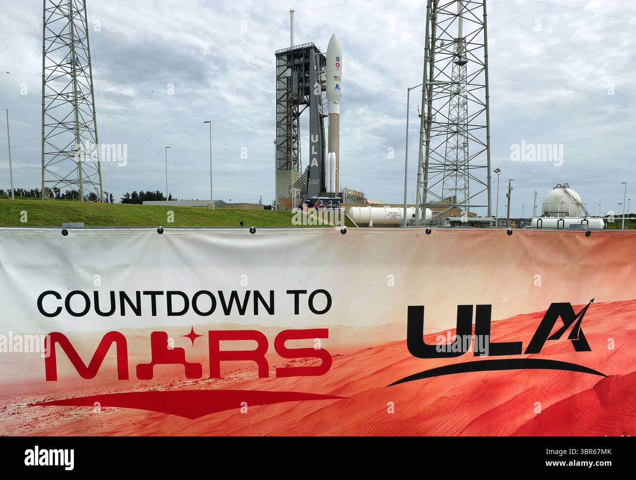 29 luglio 2020, Kennedy Space Center, Florida, Stati Uniti: Il razzo Atlas 5 della United Launch Alliance che trasporta il rover Mars2020 si trova sul piazzale del Launch Complex 41 presso la Cape Canaveral Air Force Station. La missione Mars2020 rover "Perseverance" della NASA è prevista per il lancio giovedì mattina. (Immagine di credito: © Joe Burbank/Orlando Sentinel/TNS tramite filo ZUMA) Foto Stock
