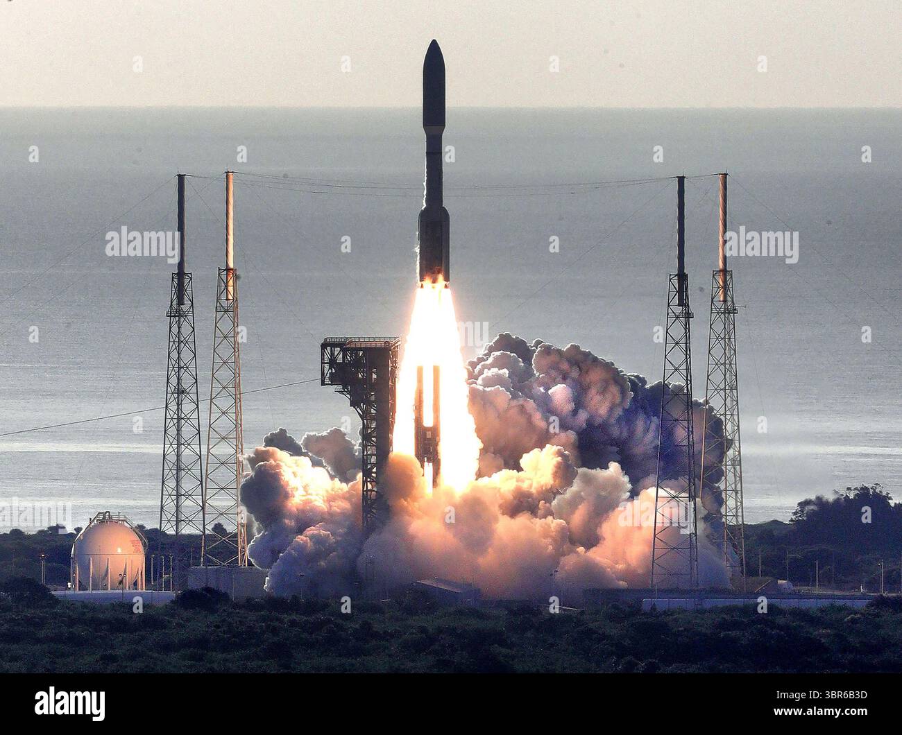 30 luglio 2020, Kennedy Space Center, Florida, Stati Uniti: Il razzo United Launch Alliance Atlas 5 che trasporta il rover Mars2020 decolla dal Launch Complex 41 alla Cape Canaveral Air Force Station. Ci vorranno 2,4 miliardi di dollari di rover per sette mesi per raggiungere Marte. A febbraio, scenderà fino al fondo di un cratere largo 28 miglia, vicino ai resti di un antico delta del fiume, dove potrebbero essere conservate tracce di attività biologiche passate. La perseveranza scenderà su Marte un elicottero sperimentale da 80 milioni di dollari che sarà in grado di sorvolare sopra la superficie per il primo momento dei fratelli Wright. (Credito immag Foto Stock