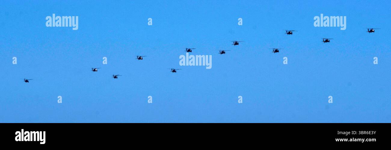 Quasi due dozzine di elicotteri Blackhawk e Apache hanno volato lungo la costa sopra il molo di Santa Monica diretto a Los Angeles come parte di un esercizio di addestramento martedì, Santa Monica CA/USA 31 luglio 2020..i 22 elicotteri della 25th Combat Aviation Brigade erano diretti all'aeroporto John Wayne da Fort Irwin a San Diego durante un'esercitazione che ha richiesto una sosta per il rifornimento, secondo l'aeroporto. (Immagine di credito: © Gene Blevins/ZUMA Wire) Foto Stock