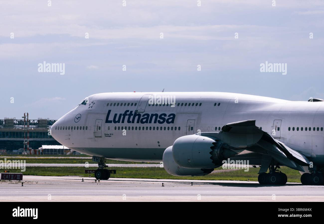 Aeromobili Lufthansa Boeing 747-8 che rullano sulla pista dell'aeroporto Foto Stock