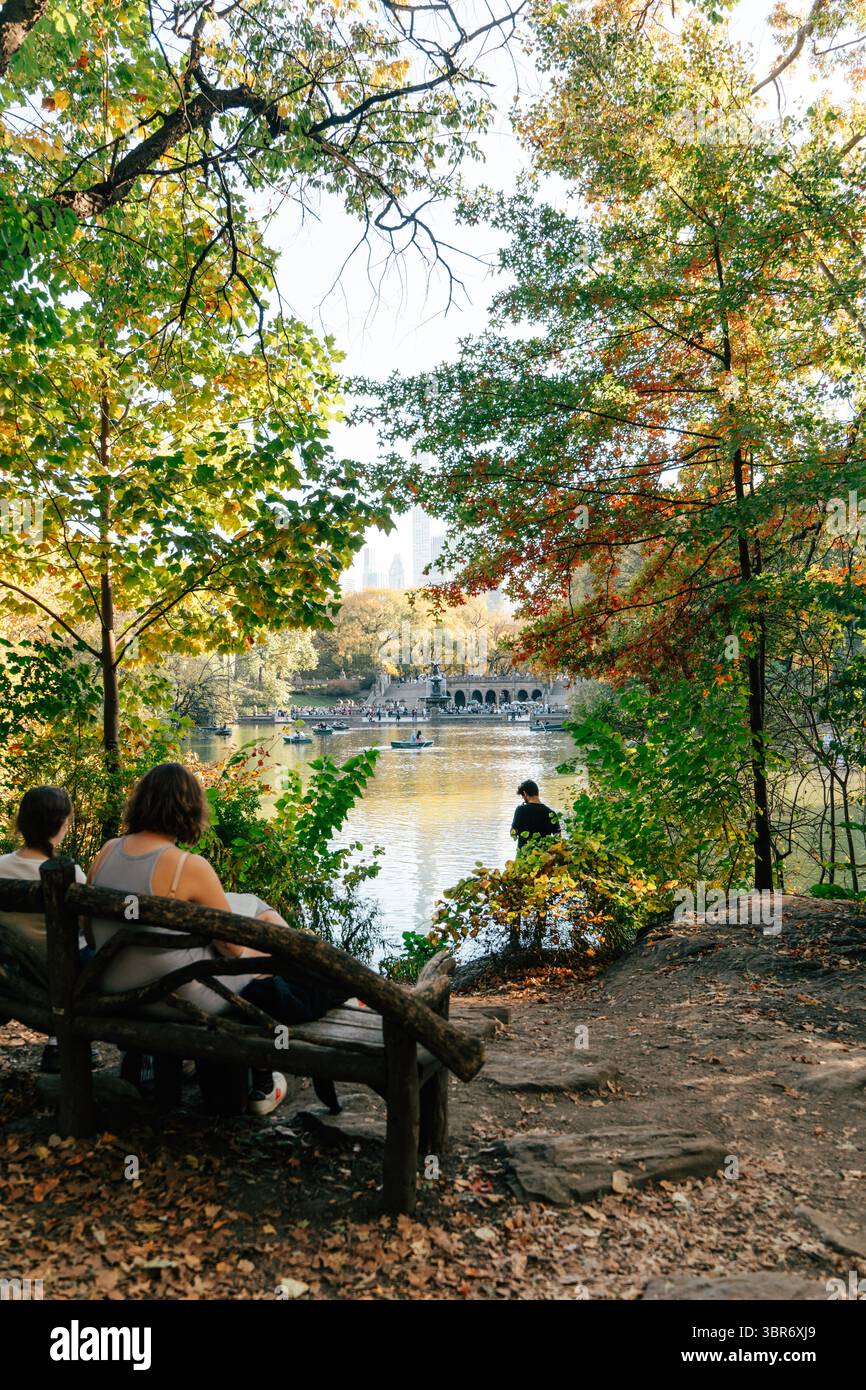 Rilassatevi in riva al lago a Central Park in autunno a New York C. Foto Stock
