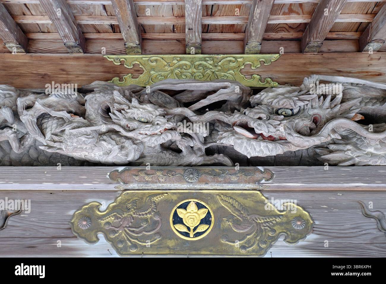 Decorazione di draghi nel tempio giapponese Foto Stock