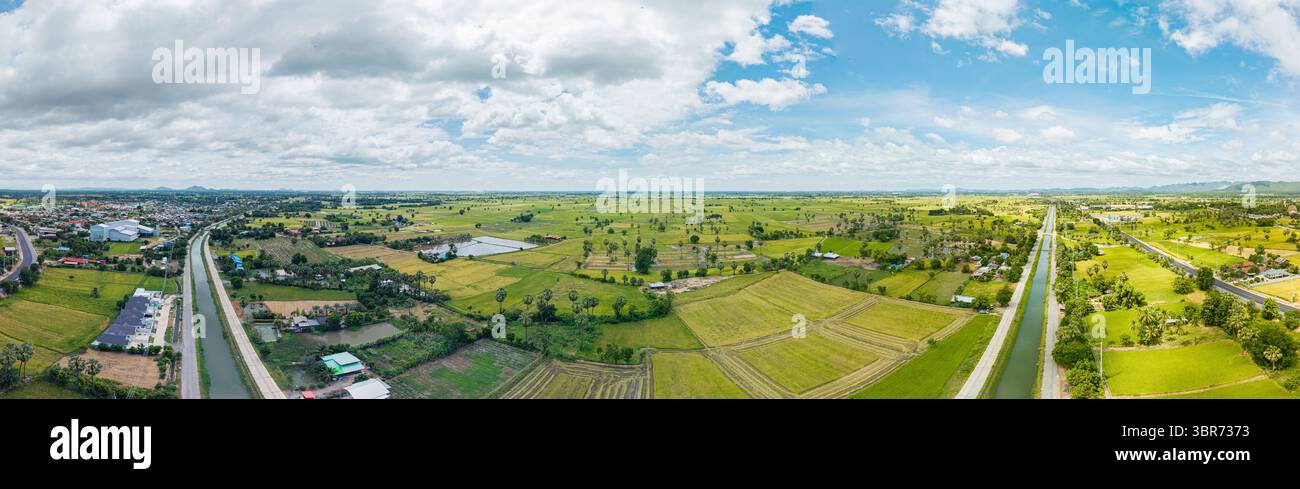 Vista panoramica della Thailandia rurale e delle risaie Foto Stock