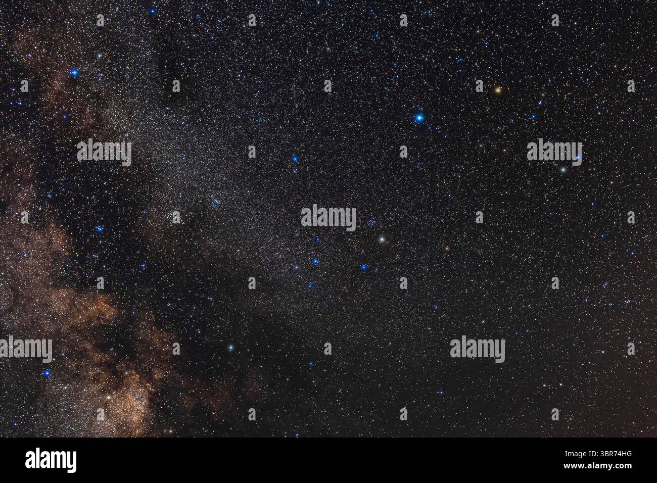 25 luglio 2019, Contea di Wheatland: La costellazione di Serpens, il segmento orientale conosciuto come Serpens Cauda (la sua coda) nel cielo estivo settentrionale, con parti di Ofiuco a destra e Scutum a sinistra. Il doppio ammasso Serpens-Ophiuchus si trova a sinistra ed è composto da NGC 6633 (destra) e IC 4756 (sinistra). L'ammasso binoculare IC 4665 si trova al di sopra del verdastro Beta Ophiuchi (Cebalrai) al centro. Rasalhague blu e Rasalgethi arancione sono in alto a destra...a sinistra (est) di Cebalrai al centro si trova l'asterismo a forma di V noto come Toro Poniatowski o il â€œLittle Bull,â un gruppo che assomiglia agli Hyadi del Tauro. Il Foto Stock