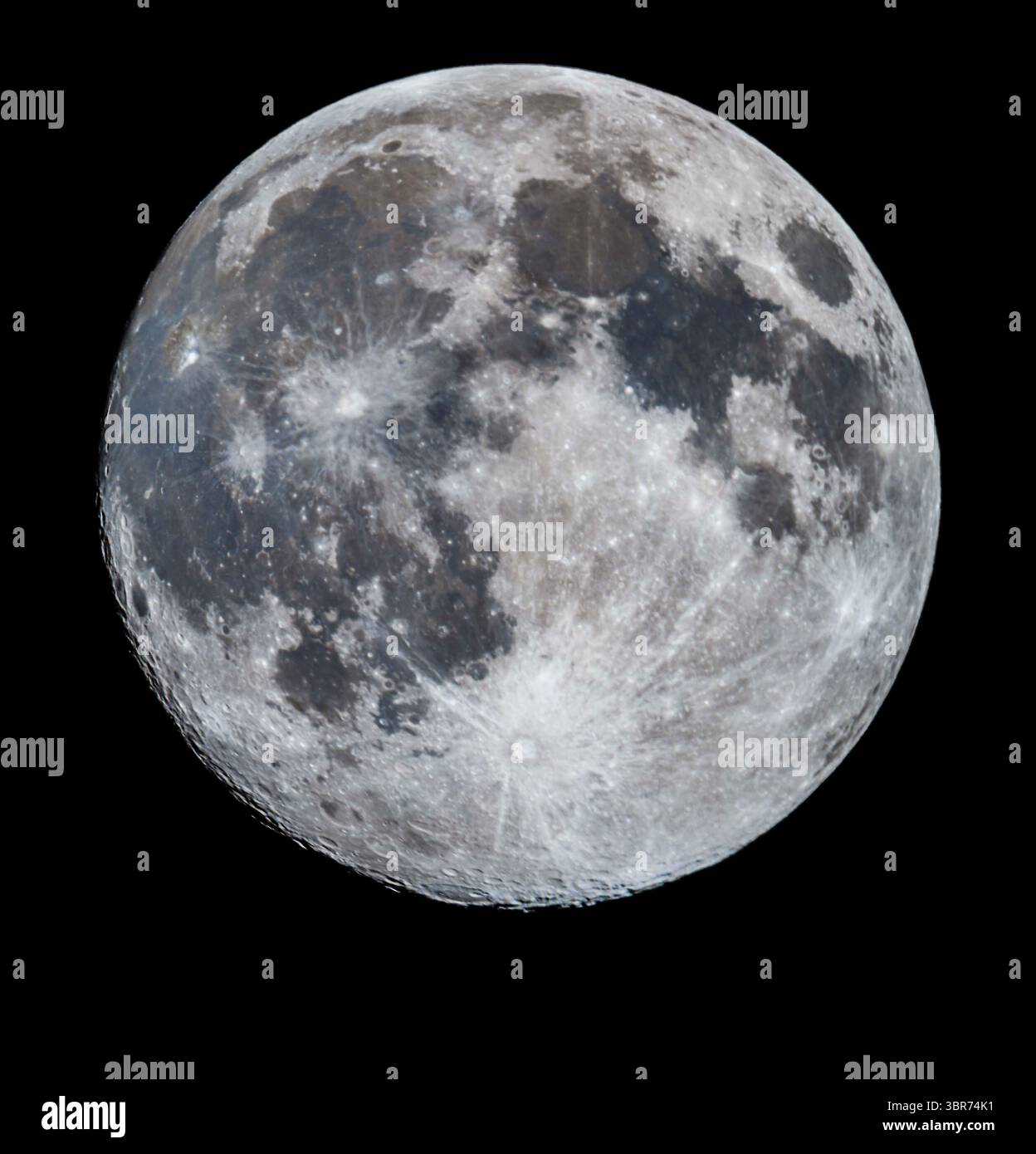 6 aprile 2020, Alberta, Canada: La Luna di 13,7 giorni (un giorno prima del Full) con la regione del polare meridionale rivolta verso di noi in una biblioteca favorevole per la visione delle regioni e delle caratteristiche meridionali. Era il 6 aprile 2020. Il grande cratere, Bailly, si trova sull'arto meridionale, meglio visto qui che nella maggior parte delle fasi simili, a causa della favorevole librazione meridionale. Si tratta di un panorama di 2 segmenti, ciascuno con la Canon EOS Ra attraverso il Celestron C9.25-inch Schmidt-Cassegrain con un Extender 1,4x per una lunghezza focale di 3.300 mm. Le esposizioni sono state di 1/100 secondi a ISO 400. Unito in camera Raw. La visita era p Foto Stock