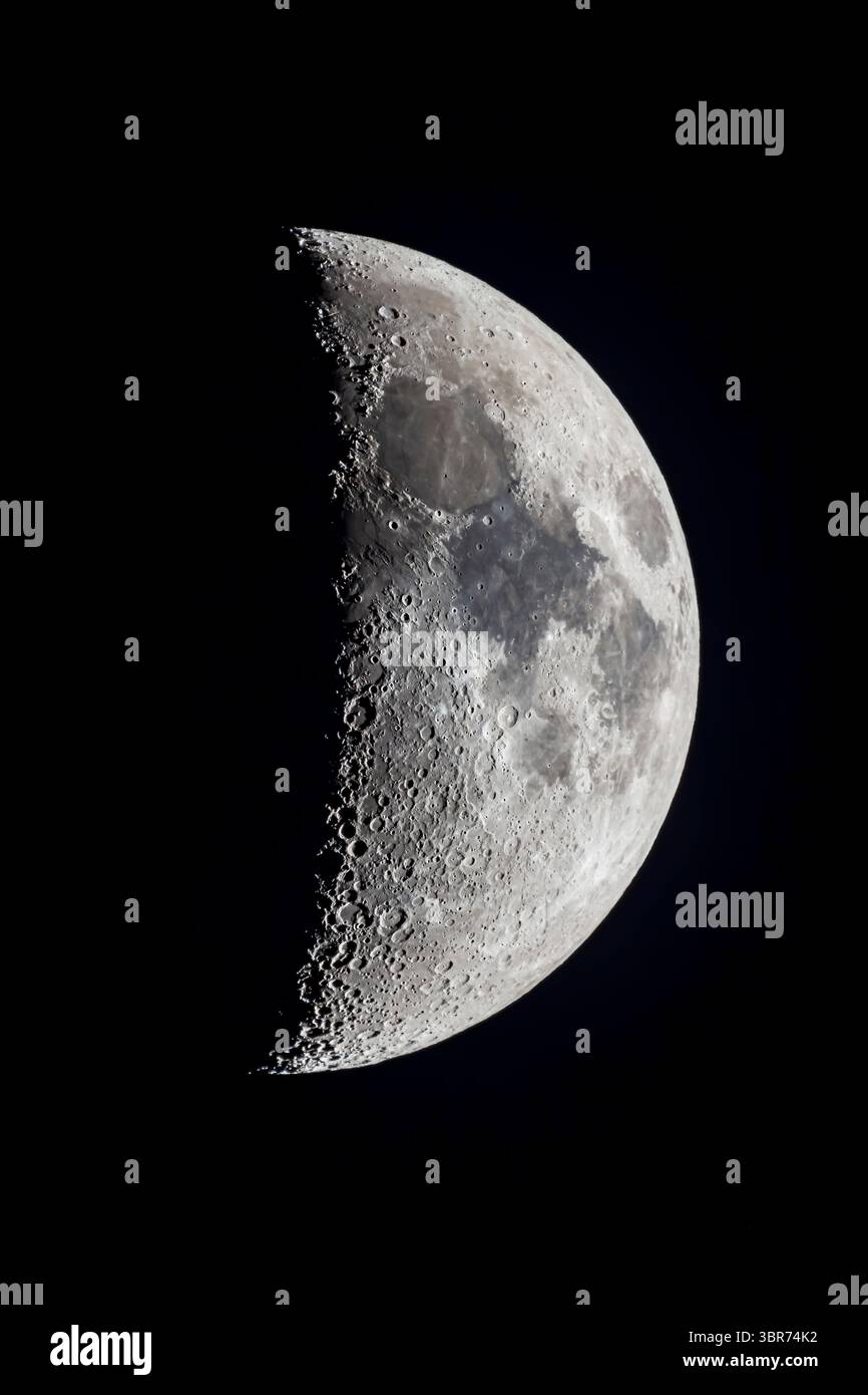 29 aprile 2020, Alberta, Canada: La Luna di 6,5 giorni (circa) con le formazioni Lunar X (sotto il centro) e V (sopra il centro) ben illuminate sul terminatore. Questa fase presenta un'incredibile quantità di dettagli e una varietà di caratteristiche visibili lungo il terminatore. L'ho girato con il rifrattore Astro-Physics da 130 mm, 2X Barlow e Canon 60DA a cornice ritagliata. Girato il 29 aprile 2020. Le nuvole sottili hanno aggiunto un po' di luce del cielo. Topaz Sharpen ai e DeNoise ai applicati per rendere più nitidi i dettagli e uniformare il rumore nel cielo. Si tratta di un'esposizione singola di 1/30 sec a ISO 100 e a f/12. Esiste una versione corrispondente in Foto Stock