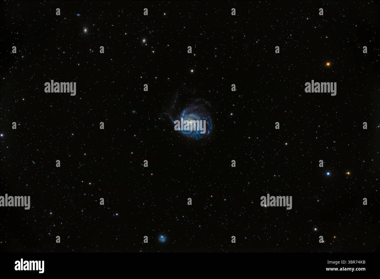 24 aprile 2020, Alberta, Canada: Messier 101, The Pinwheel Galaxy in Ursa Major, una classica galassia a spirale, grande e ovvia nei binocoli. La strana galassia in fondo è NGC 5474. Si tratta di una pila di esposizioni di 9 x 10 minuti con la fotocamera Canon EOS Ra a ISO 800 attraverso il rifrattore Astro-fisica da 130 mm a f/6 con l'obiettivo 6x7 Field flattener. (Immagine di credito: © Alan Dyer/VW Pics tramite filo ZUMA) Foto Stock