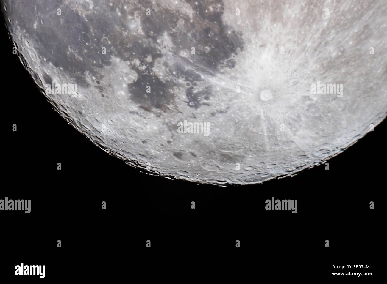 6 aprile 2020, Alberta, Canada: La Luna di 13,7 giorni (un giorno prima del Full) con la regione del polare meridionale rivolta verso di noi in una biblioteca favorevole per la visione delle regioni e delle caratteristiche meridionali. Era il 6 aprile 2020. Il grande cratere, Bailly, si trova sull'arto meridionale, meglio visto qui che nella maggior parte delle fasi simili, a causa della favorevole librazione meridionale. Questa è una singola immagine con Canon EOS Ra attraverso il Celestron C9.25-inch Schmidt-Cassegrain con un Barlow 2X per una lunghezza focale di 5,600 mm. L'esposizione è stata di 1/100-secondi a ISO 400. La visita era scarsa questa notte. L'immagine viene elaborata per Foto Stock