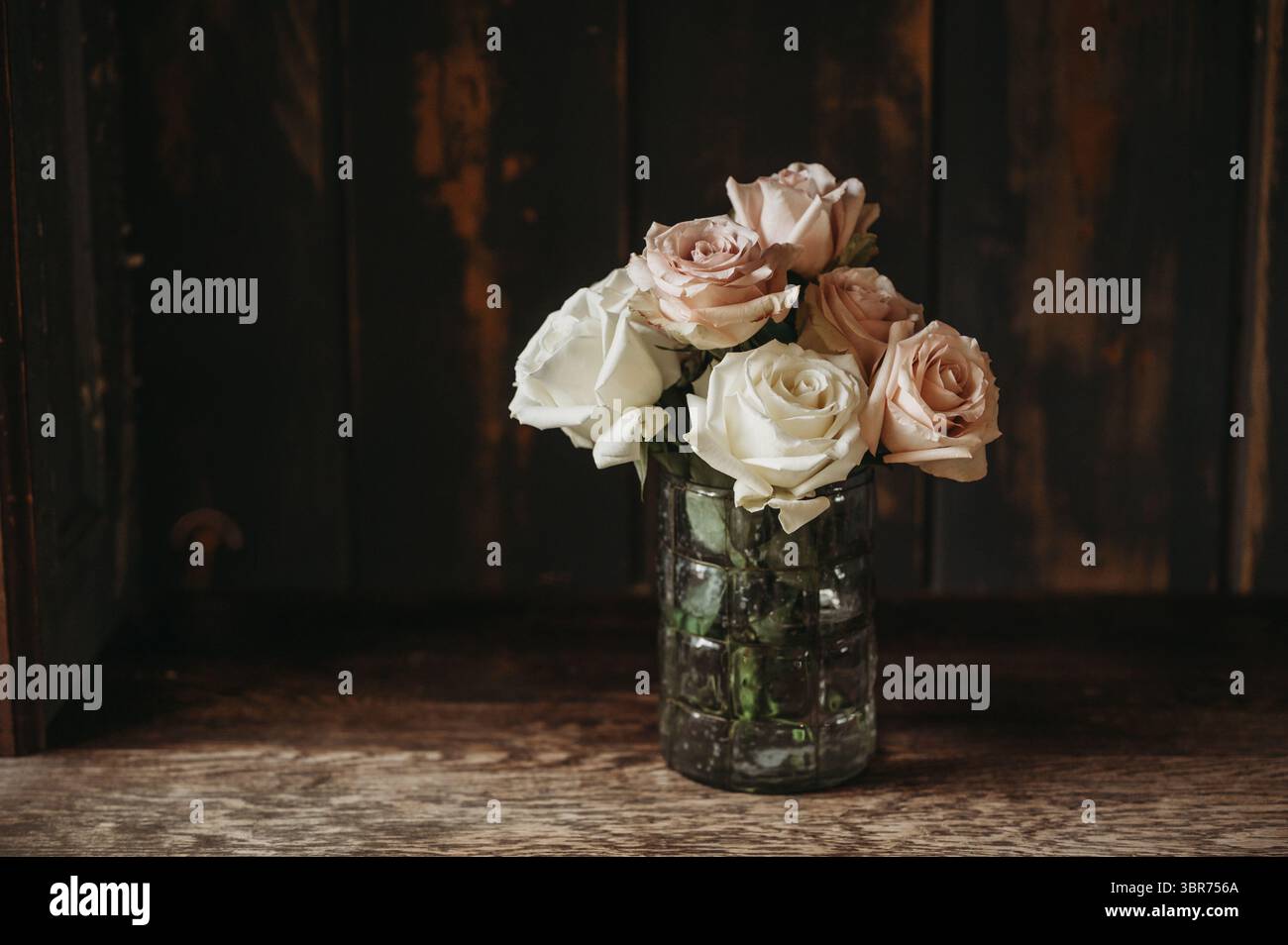 Rose rustiche rosa e blush in vaso Foto Stock