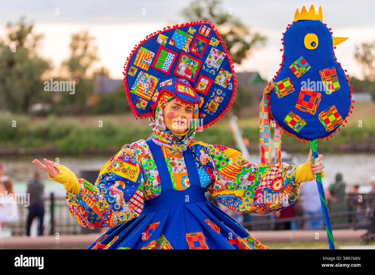 Ragazza in costume russo slavo etnico. Foto Stock