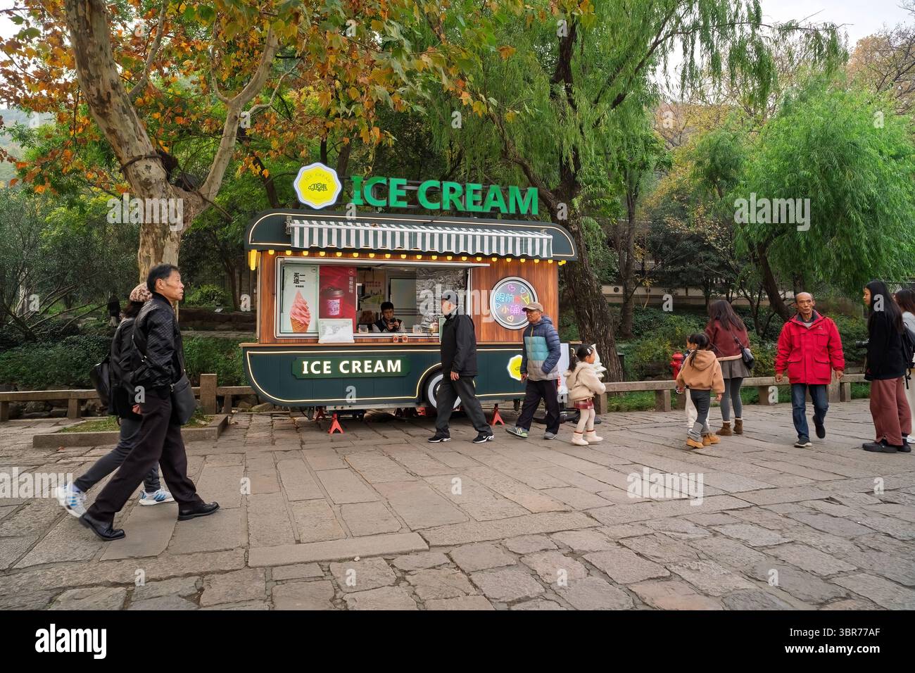 Gelateria in vendita presso il negozio nella città antica di Zhuishan. Foto Stock