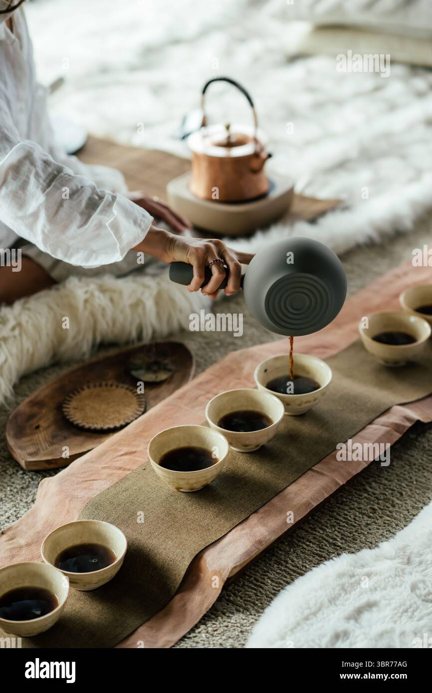 Tè grazioso durante il rituale: Tazze in ceramica Foto Stock