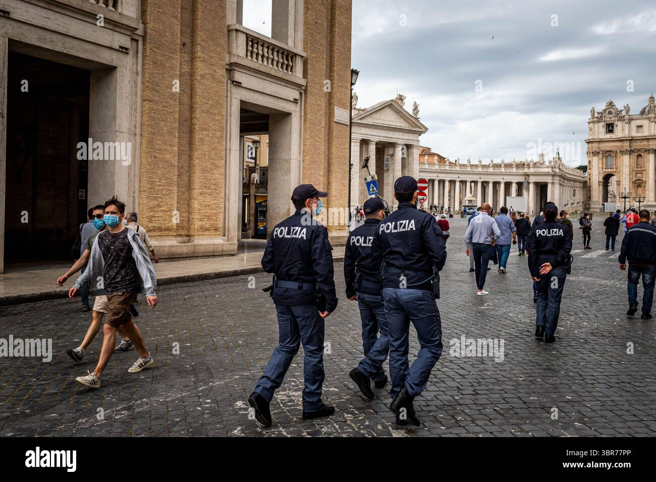 18 maggio 2020, Roma, Roma, Italia: Nella città del Vaticano, la polizia pattuglia le strade per verificare che i visitatori indossino maschere e mantengano la distanza interpersonale. (Immagine di credito: © Luigi vantaggio/ZUMA Wire) Foto Stock