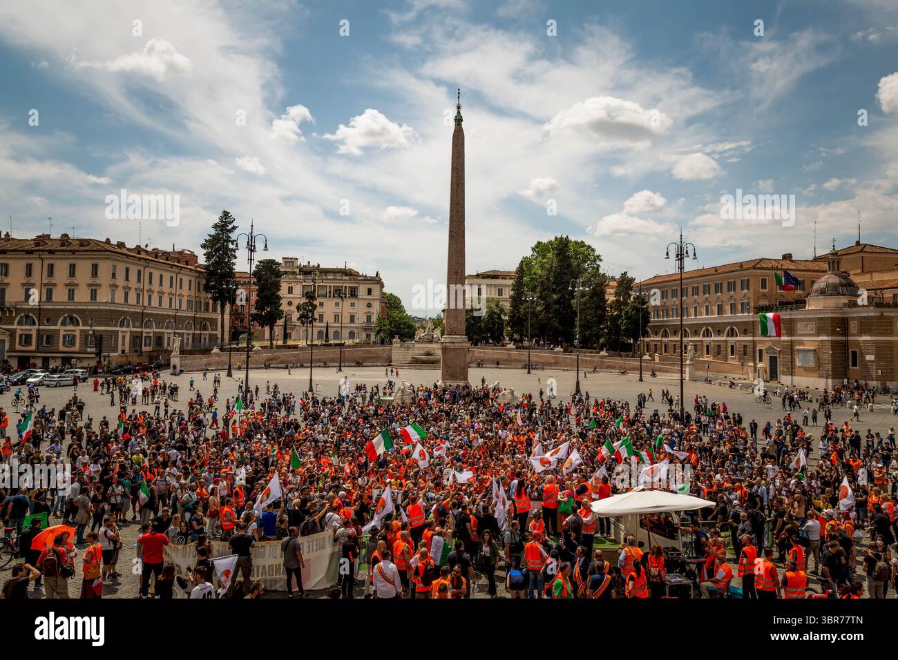 2 giugno 2020, Roma, Roma, Italia: Un raduno di persone del gruppo politico di destra Gilet Arancioni durante una protesta contro le decisioni politiche del governo italiano. (Immagine di credito: © Luigi vantaggio/ZUMA Wire) Foto Stock